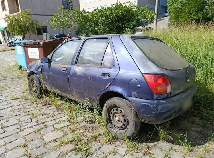 Veículo é tomado pelo mato na área central de Farroupilha