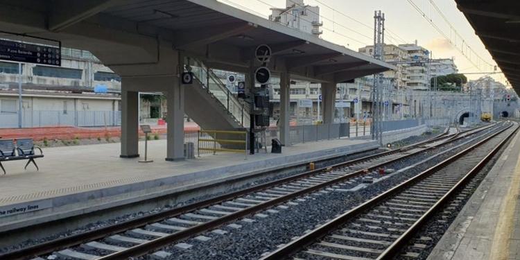 Palermo, 26enne cade da una residenza per studenti: soccorsa sulla pensilina della stazione, treni in ritardo