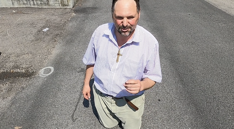 In ginocchio contro “l’edonismo e l’individualismo”: la protesta del filosofo Franz a Udine