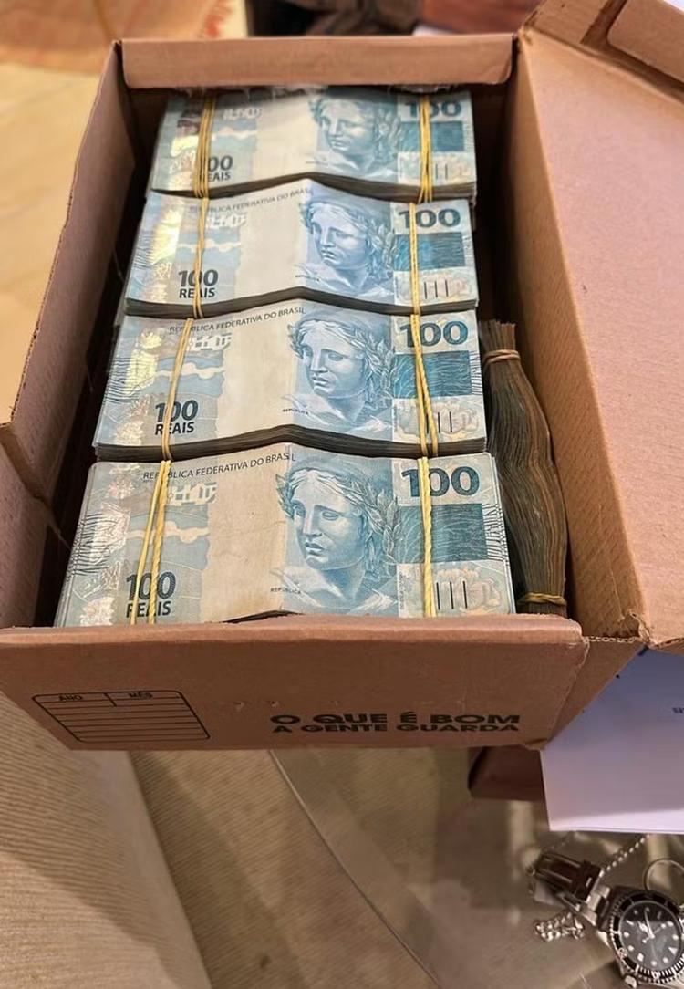 Dinheiro aprendido em casa de alvo da Operação Sem Refino estava em caixa com mensagem: 'O que é bom a gente guarda'
