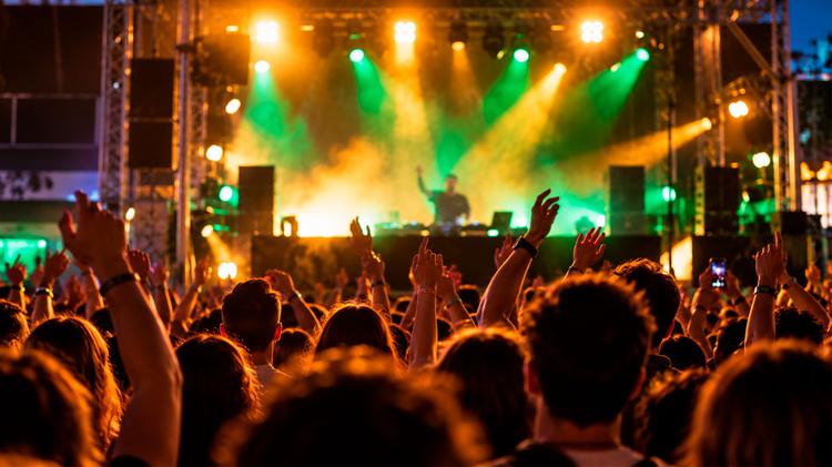 El Vinal Fest prepara en Aspe una tarde para viajar por la música de los 80, 90 y 2000