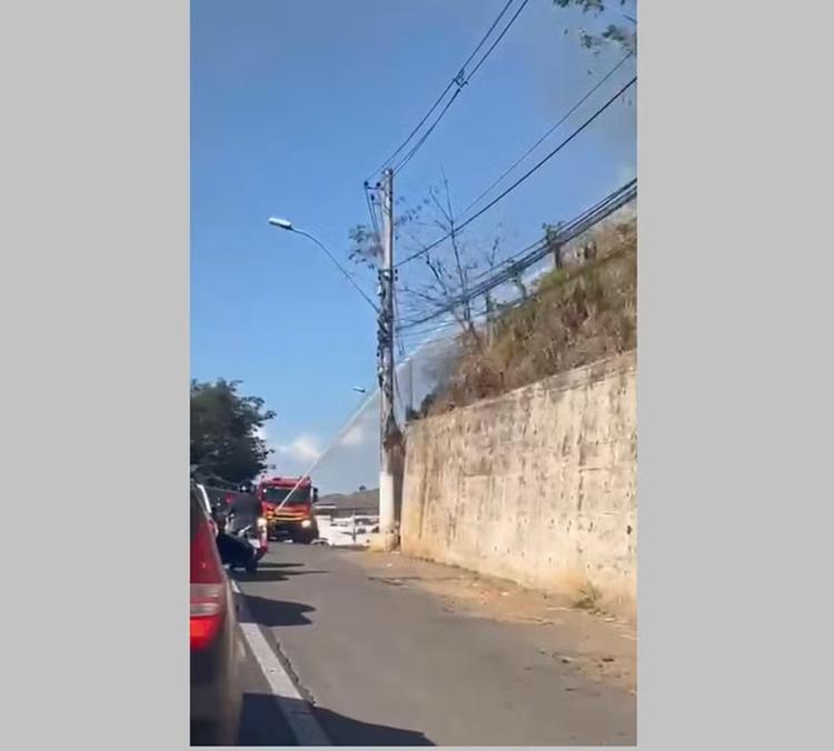 Incêndio em área de vegetação interdita BR-356 temporariamente em Itaperuna