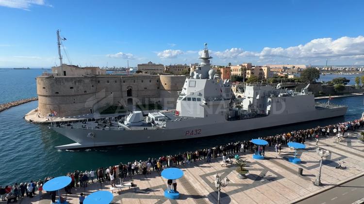 Taranto, le navi attraversano il canale per il centenario della Scuola Comando Navale