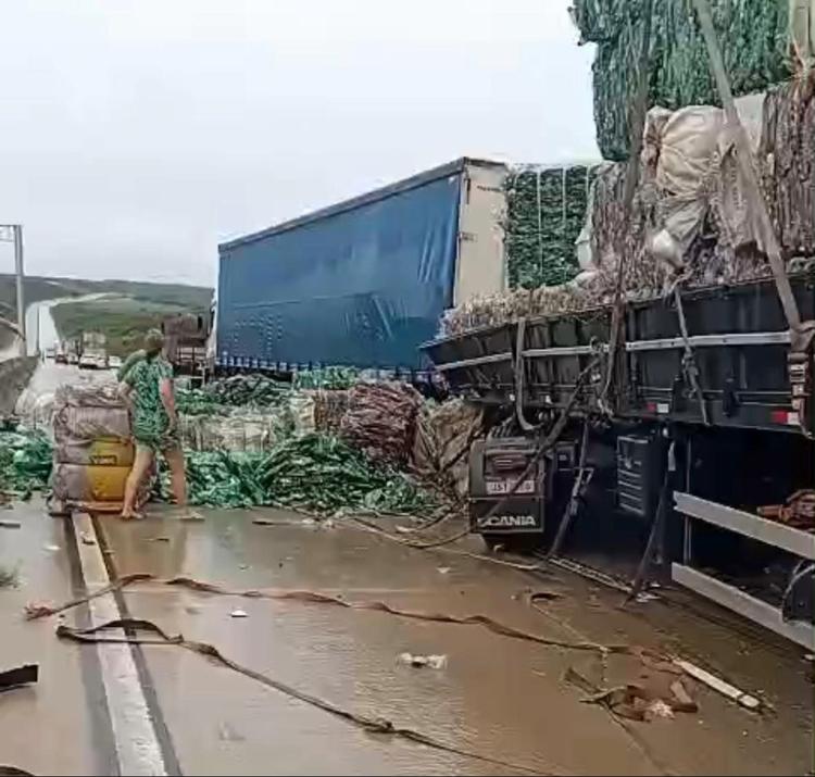 Três carretas se envolvem em acidente na BR-304, na Grande Natal