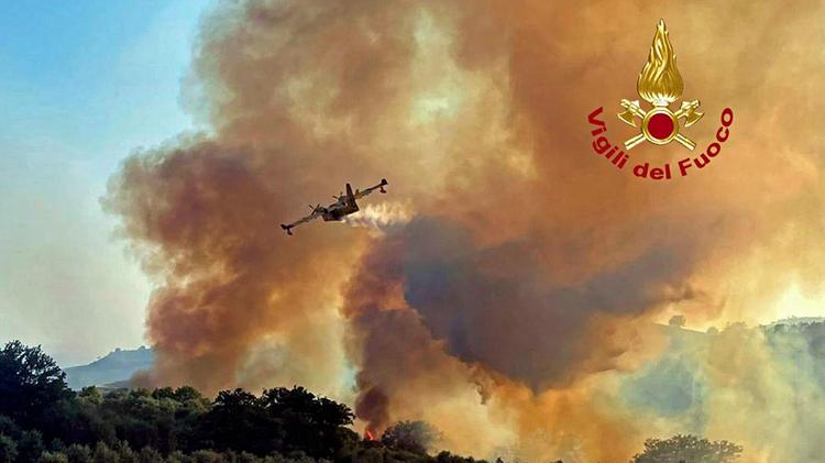 Fiamme in azienda riciclo carta, Comune ‘non uscire e finestre chiuse’