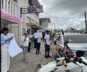guyana-opposition-protestors-outside-kitty-police-station