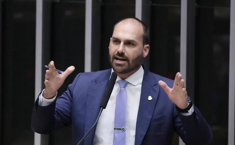 Moraes determina cumprimento da pena de Eduardo Bolsonaro, com 4 anos de prisão em regime semiaberto