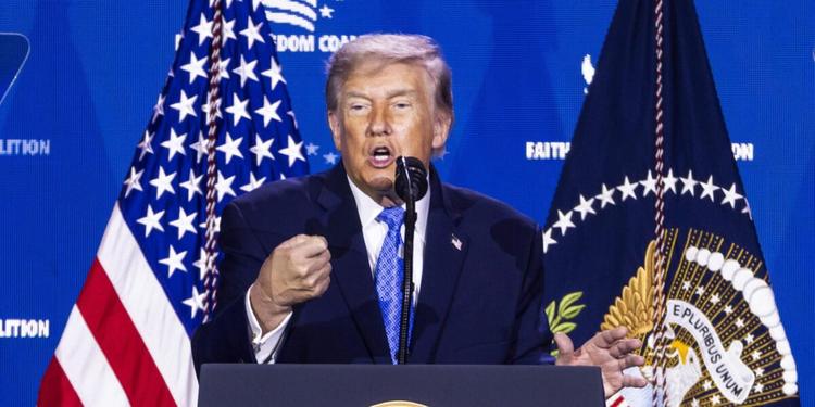 Trump minaccia l'Europa coi dazi: "Tariffe al 100% se passa la digital tax". E avverte l'Iran su Hormuz