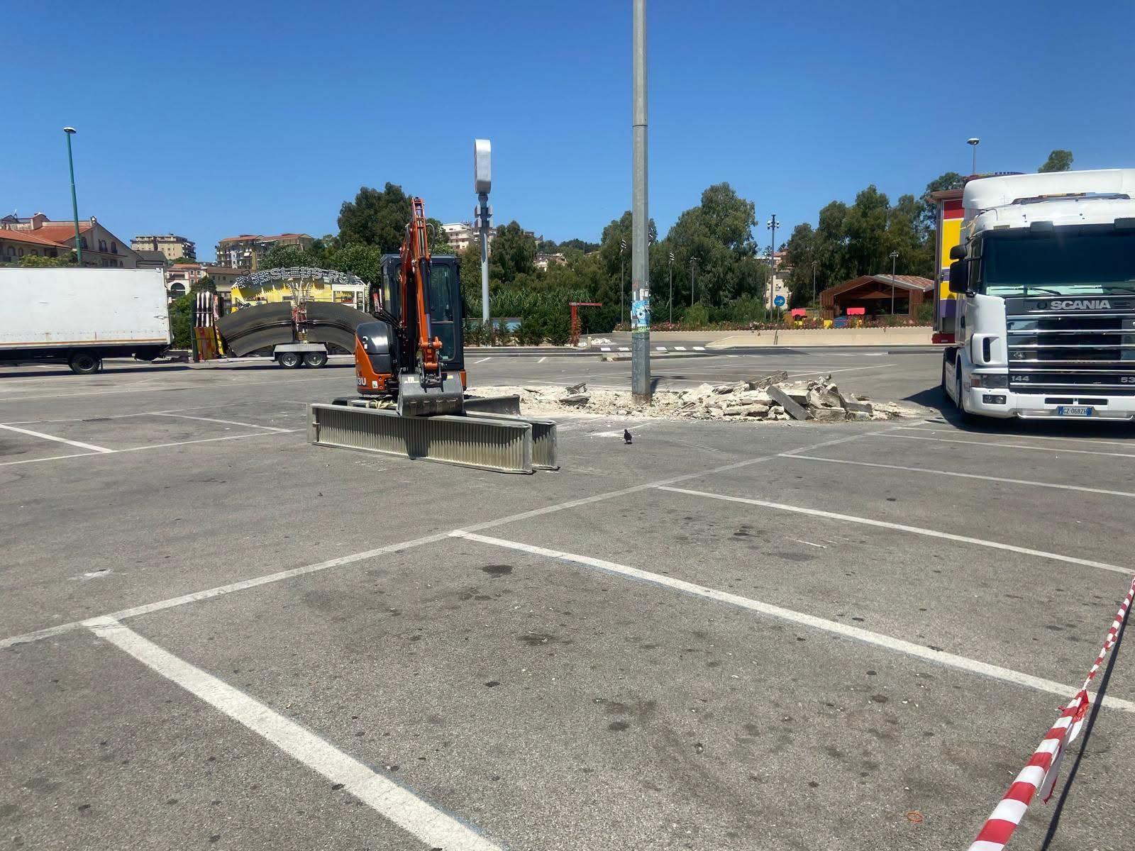 Agropoli, via all’isolotto contro il degrado ma scoppia il caso parcheggi: giostre in piazza Caruccio tra le polemiche