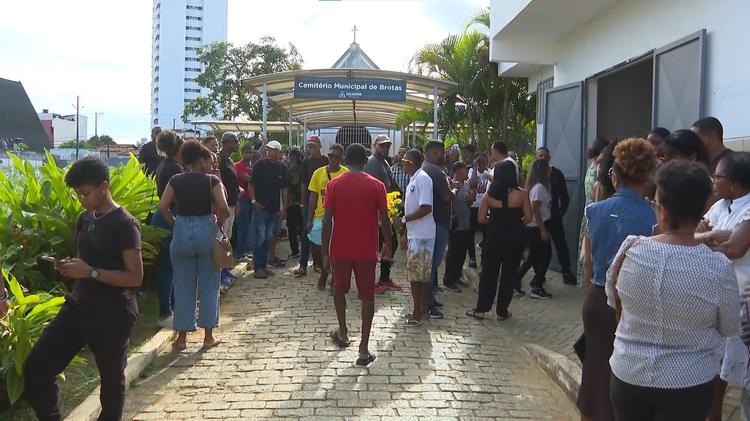 Corpos dos três homens que morreram após desabamento de prédio em Salvador são sepultados