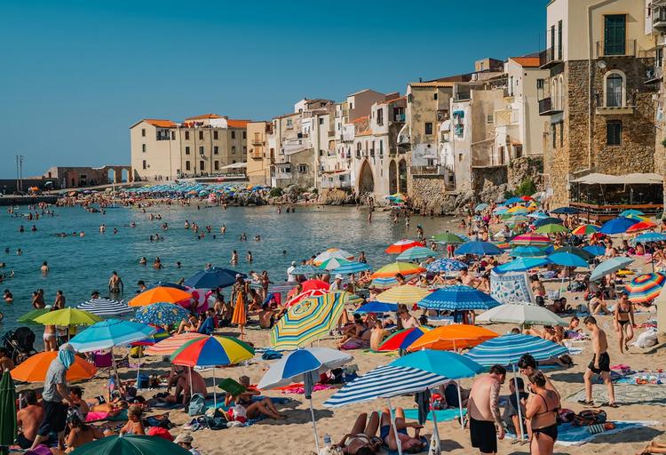 L’estate a Cefalù ha il colore del mare, il profumo della salsedine e il piacere di una giornata in spiaggia.⛱️☀️ #visit...
