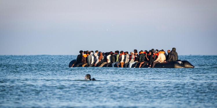 Barcone con migranti si ribalta in acque maltesi, recuperati 10 cadaveri
