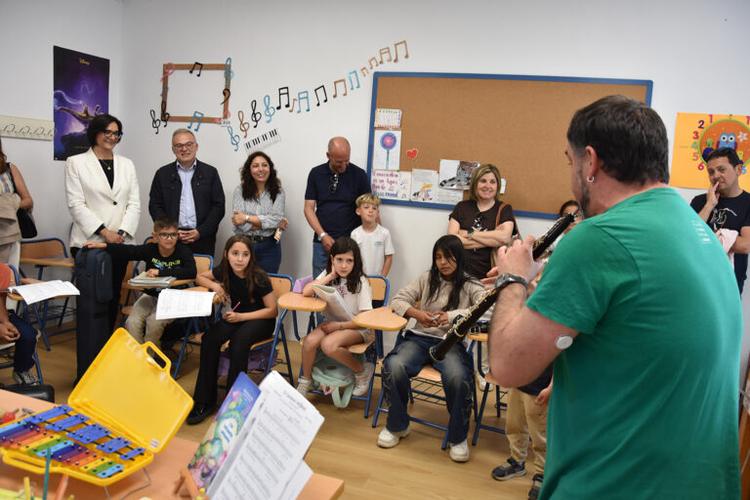 El Ayuntamiento de Baza felicita al Conservatorio Profesional de Música por la concesión de un nuevo instrumento: la tuba