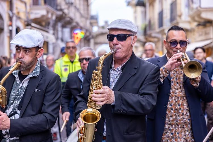 🎷 Taormina ieri ha celebrato l’International Jazz Day partendo dal cuore della città. Sul Corso Umberto, la parata dell...
