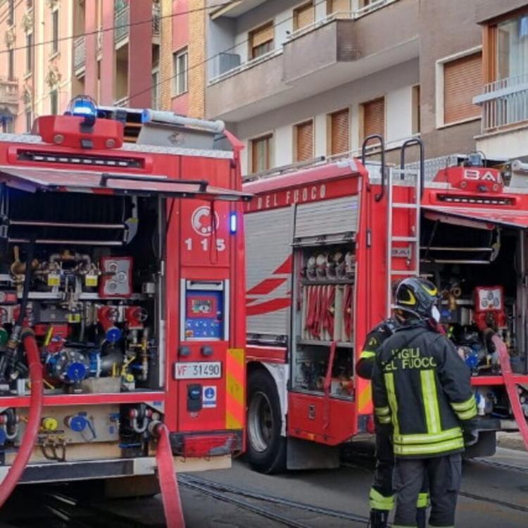 Incendio in un appartamento a Milano: anziana di 75 anni muore avvolta dalle fiamme