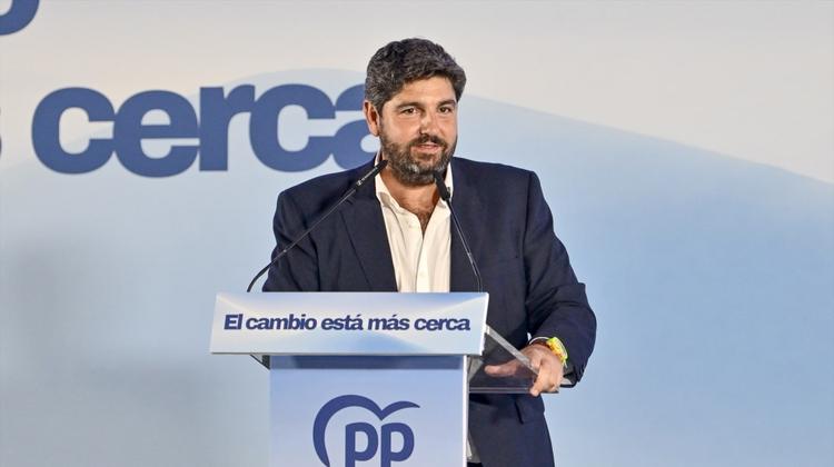 López Miras pide a Sánchez reforzar la vigilancia del litoral murciano ante la llegada de migrantes