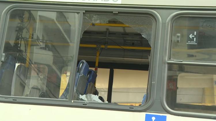 Passageira é atingida por tiro no pescoço dentro de ônibus após tiroteio em Vicente de Carvalho
