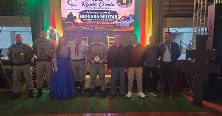 CTG Marciano Brum encerra 60ª Ronda Crioula com homenagem a Brigada Militar de Soledade