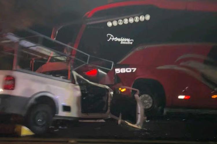 Homem morre e outro fica ferido após acidente entre carro e ônibus na Rodovia Floriano Rodrigues Pinheiro