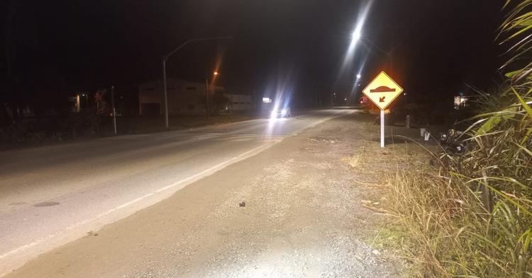 Motociclista atropela jovem de 18 anos e recusa teste do bafômetro; vítima sofreu ferimentos graves