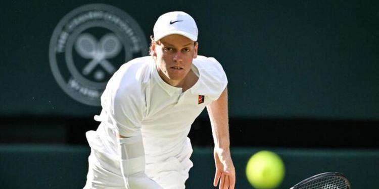 Wimbledon, Sinner col brivido! L'azzurro soffre, ma alla fine supera Kecmanovic in rimonta 3-2. "Ero nervoso. Il sangue? Solo un'unghia rotta"