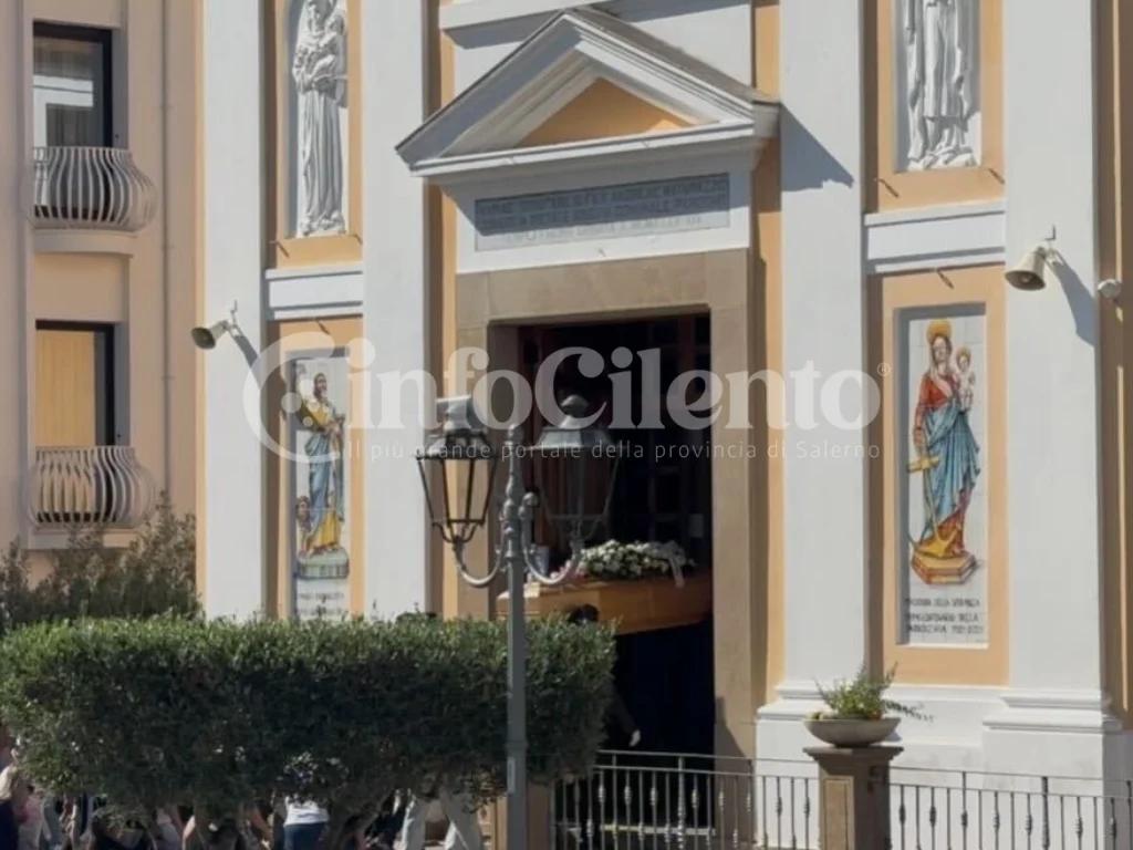 Tragedia a Capaccio Paestum, l’ultimo saluto a Osvaldo Di Giaimo: domani l’addio a Cristian Ventura