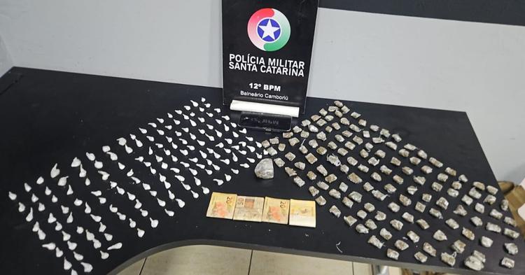 Traficante diz à Polícia Militar que iria vender drogas na praia e acaba preso em Camboriú