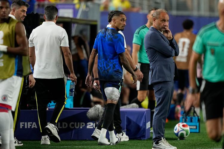 Raphinha volta a sentir a coxa: por que essa lesão é tão difícil de evitar no futebol?