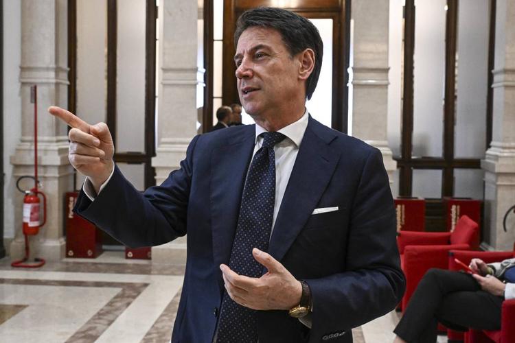 Covid, Conte cede: "Andrò in audizione". Ma non lascia la commissione e attacca il Giornale
