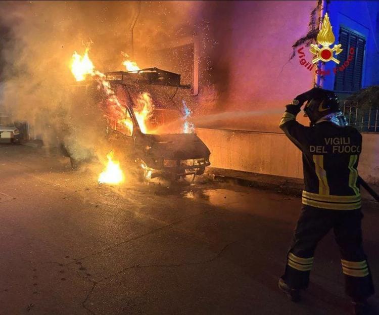 Furgone in fiamme a San Vito dei Normanni