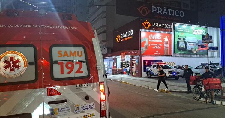 Suposto avanço de sinal vermelho termina em acidente entre autopropelido e caminhonete em Balneário Camboriú