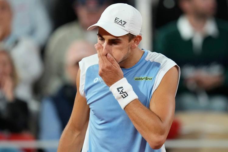 Clamoroso al Roland Garros, Arnaldi si ritira a causa di un virus: Cobolli in finale