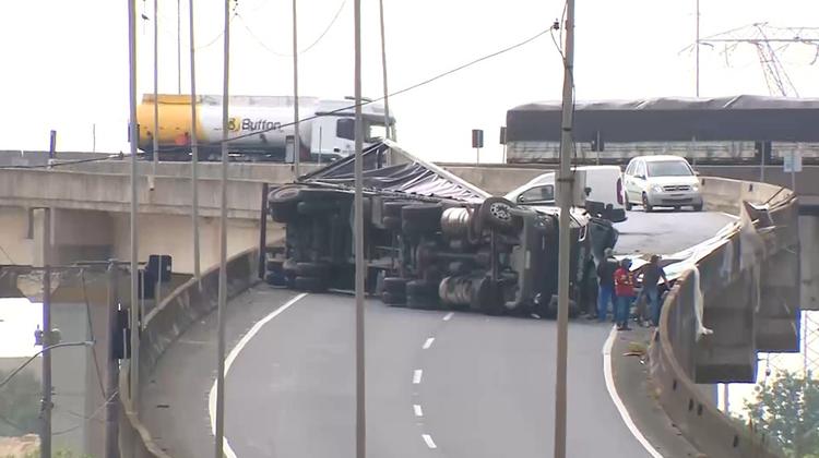 VÍDEO: Caminhão tomba e bloqueia acesso a Porto Alegre