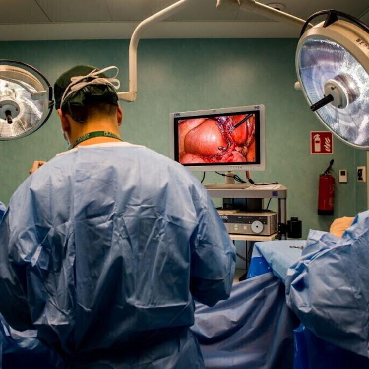 Pensava fosse scoliosi, invece era un tumore da 3,5 kg nel torace: salvata 48enne a Bari