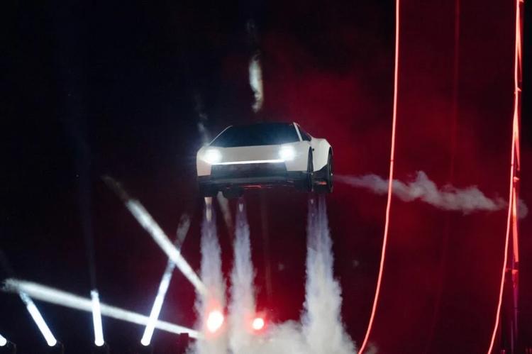 C’est la première voiture volante destinée au grand public&nbsp;: Elon Musk dévoile la Tesla Roadster