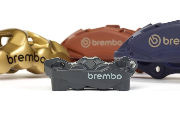 Brembo al Fuorisalone, la frenata diventa design: dalle moto all’interior, il colore guida la rivoluzione