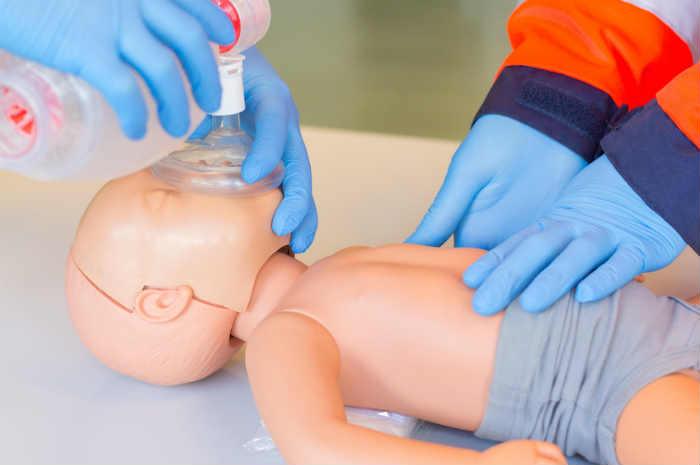 Infermieri salvano un bimbo in arresto respiratorio su un volo