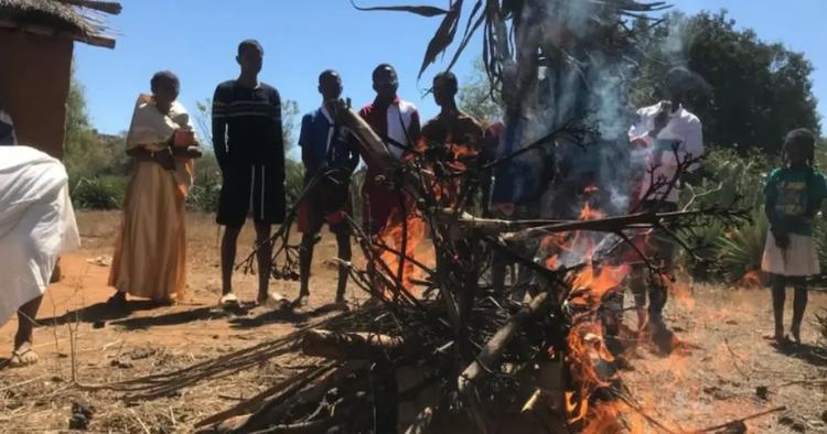 Queman objetos de brujería tras convertirse al cristianismo en Madagascar
