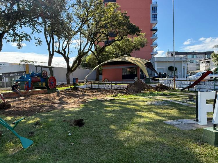 Vídeo: Trator da Praça Flores da Cunha é reposicionado para local receber lago ornamental