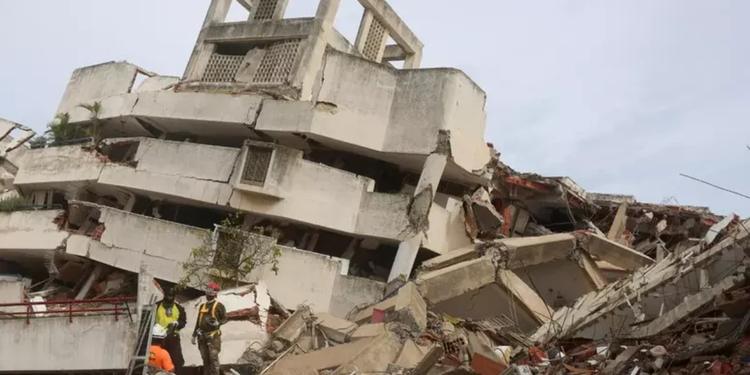 Venezuela, bimbo di 9 anni intrappolato da giorni sotto le macerie: «Non ci sono segnali, Fabio non ce l’ha fatta»