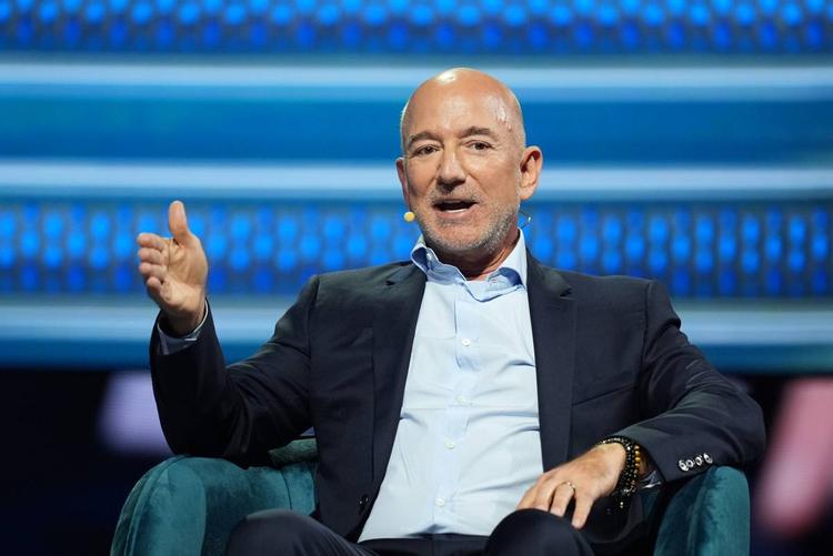 Amazon, maxi-sfida a Musk sui satelliti