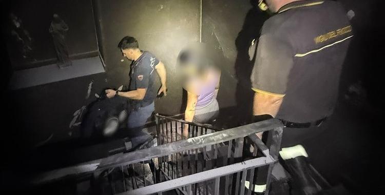 In 7 salvati dalle fiamme in un palazzo di Catania. Arrestato un 29enne sorpreso a disfarsi della droga nel mezzo dei soccorsi VIDEO