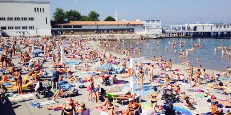 Record di ingressi nel lido dove maschi e femmine sono divisi