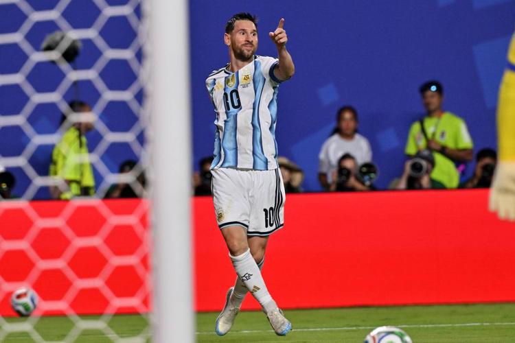 Messi da impazzire: tripletta nella prima gara del Mondiale, è lui il giocatore che ha segnato più gol