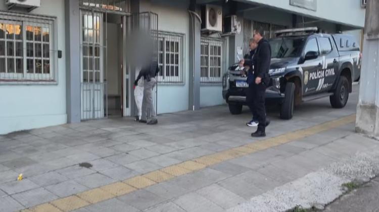Traficantes que atuavam como 'influenciadores' de dentro da prisão para recrutar jovens para o crime são alvo da polícia no RS