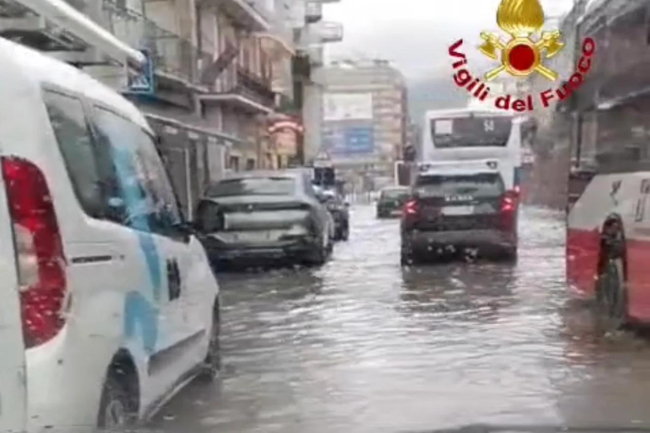 Incendio e maltempo nel Salernitano: rogo all’Ocean Beach e allagamenti