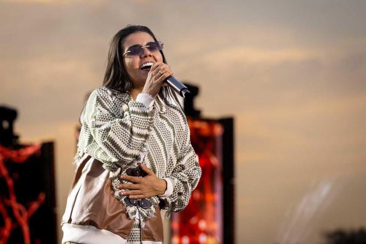 Yasmin Santos mergulha na sofrência e no romantismo em 