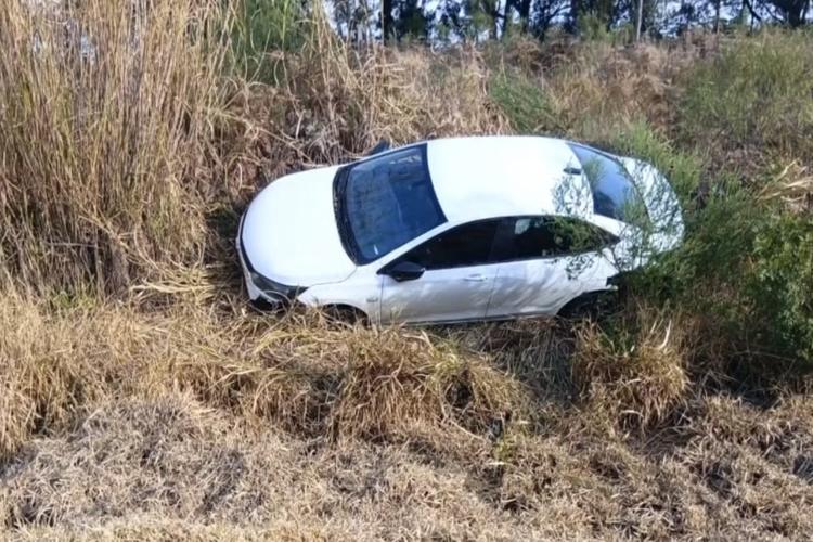 Noivo sofre acidente a caminho do casamento, sobrevive e cerimônia que seria ao pôr do sol acaba iluminada por faróis de carros dos convidados