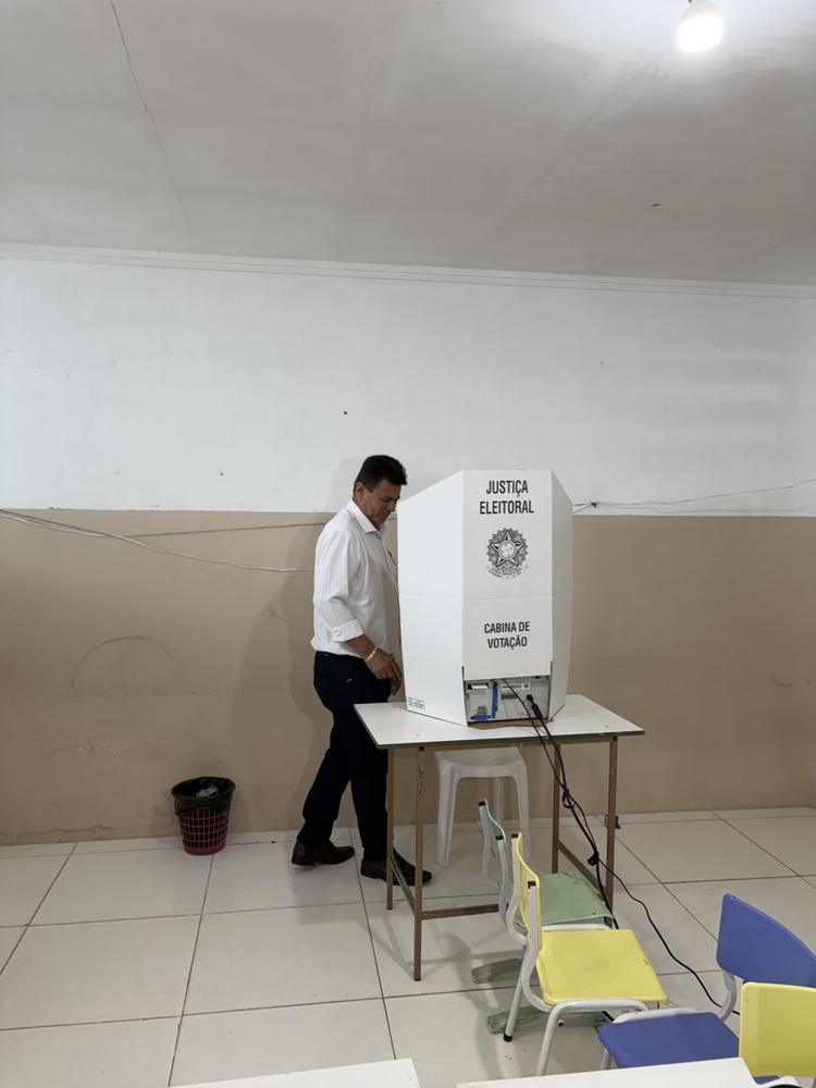 Candidato ao governo por Sergipe Valmir de Francisquinho do Republicanos vota em Itabaiana