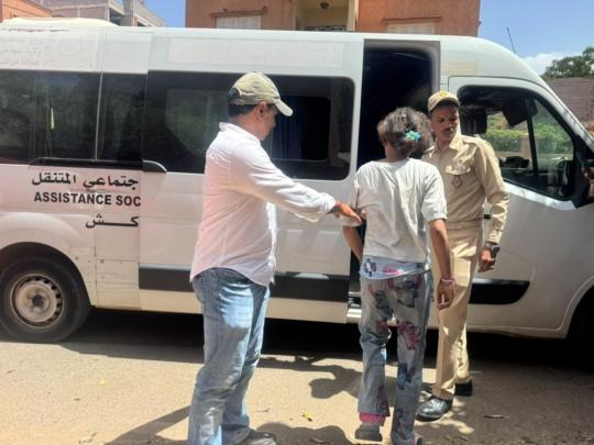سلطات أسيل تخلي منزلا مهجورا بعرصة القرطبي من المتشردين + صور